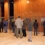 Les premiers visiteurs dans le hall d'exposition